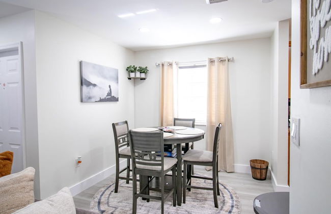 Good Vibes Oasis- Cozy Townhome With Parking - Photo 5