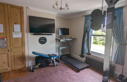 Cheltenham large house with gym, bar & hot tub - Photo 40