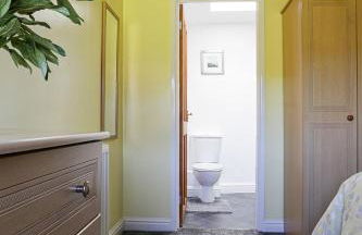 The Old Wagon House views over the fields and sea - Foto 12