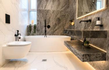 Luxurious & Elegant 6-Bed House - Photo 13