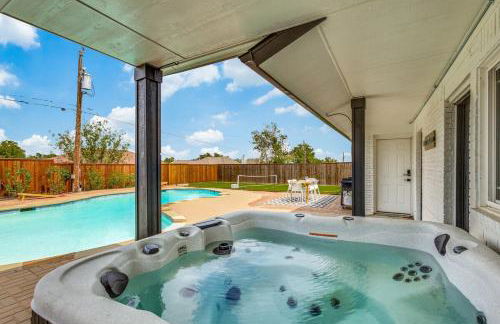 Stunning Lake House with a Pool and Hot Tub - Foto 20