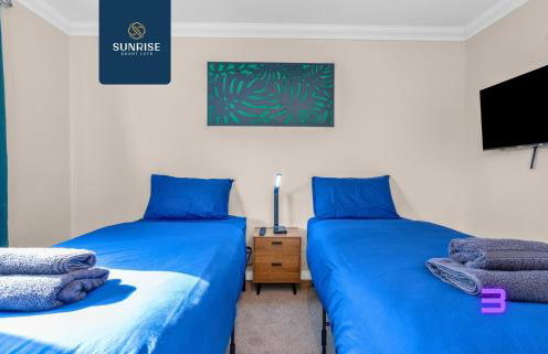 Muirton House 2 - INVOICE and REDUCED PRICE only via SUNRISE SHORT LETS DUNDEE, SLEEPS 8 has 4 Twin Bedrooms with 4 Car Parking, 2 Baths, 5 Smart TV, Fully Equipped, Garden, Free WiFi, and ONLY 9 Mins to STANNERGATE Ports - Foto 33