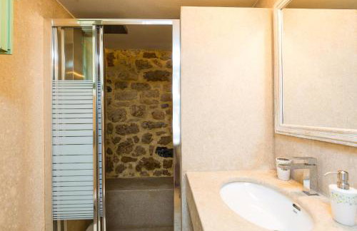 Nature Retreat Green Oasis Villa with Private Pool & Rooftop Hot Tub - Foto 32