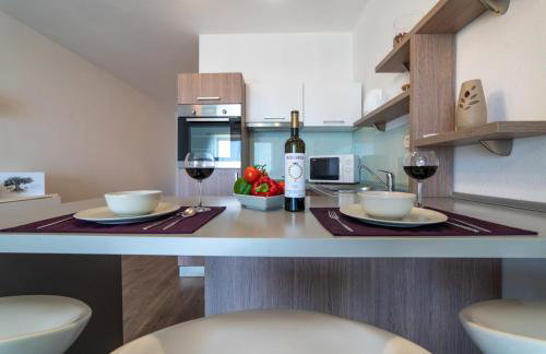 Apartmani D & J with Heated Pool & Stunning Sea View - Photo 27