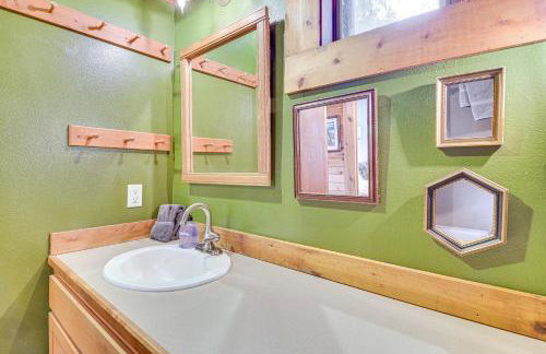 Riverfront Skykomish Cabin with Private Hot Tub! - Foto 18