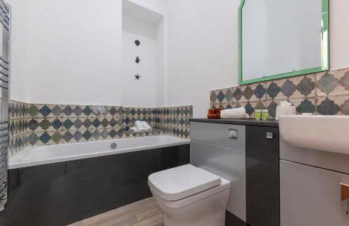 Luxury Barn - Hot Tub, Views, Stunning Location! - Pass the Keys - Photo 17