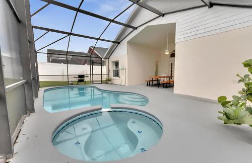 Luxury 4-Bedroom Home with Private Pool, Jacuzzi, AC, Wi-Fi, Cable TV, 5 Minutes from Disney - Foto 1