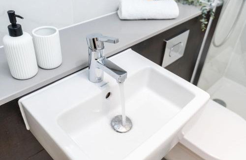 Tranquil 2-Bed Apartment, Balcony, Sleeps 6, 7 Minute Drive to King's Cross St Pancras - By City Peace - Foto 31