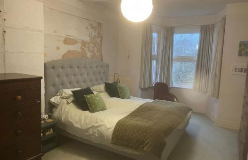 Spacious 4 Bed House Ideal for Races - Photo 21