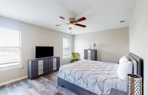 Cozy Spacious Home with Private Backyard and Patio, near shopping - Foto 17