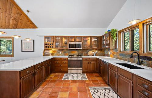 Nestled Inn Vacation Home Rental Evergreen - Trails, Views, Hot Tub, Skiing! - Foto 3