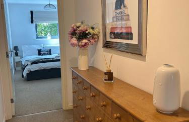 Uxbridge-Modern 2 bed Apt with Lift & Parking - Photo 33