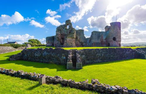 Castle Views cottage in historic village & woodfired hot tub - Photo 33