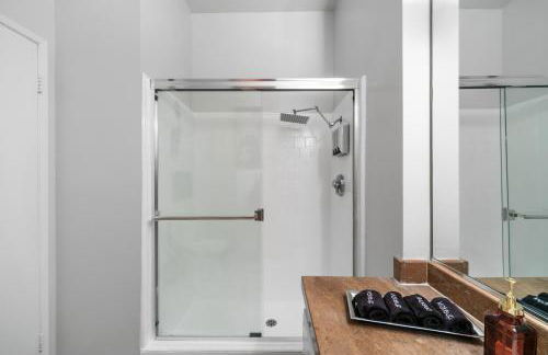 Beverly Hills 2 bed 2 bath Penthouse with Den and Parking 414 - Photo 24