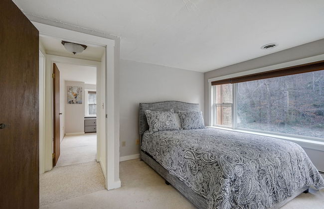 Killington Mountain Home! HotTub & 5 min to Skiing! 3 Bedroom Home by RedAwning - Foto 6