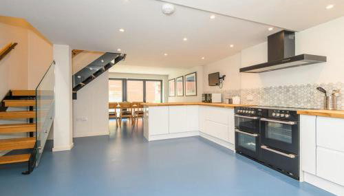 Stylish Leeds City Centre Retreat with Private Terrace & Hottub - Foto 4