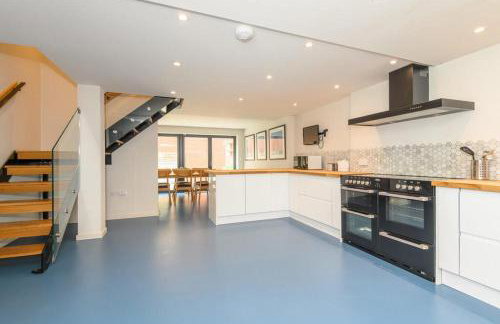 Stylish Leeds City Centre Retreat with Private Terrace & Hottub - Foto 4