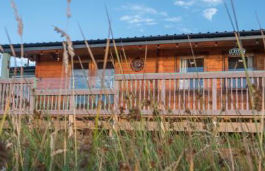 Enlli Fach cabin sleep's 2 adults and 2 children 2 dogs welcome not suitable for contract workers due to parking height restrictions - Photo 4