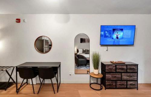 Upscale Midtown Studio and Private Balcony - Foto 8