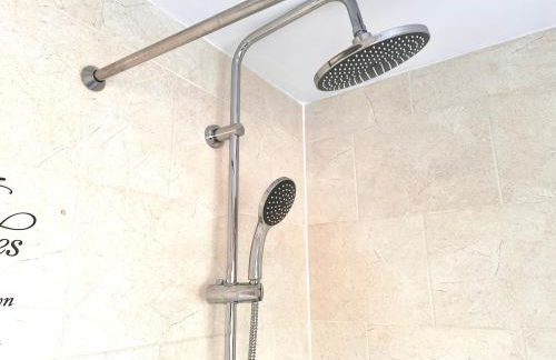 Cosy and spacious Home -Free parking, Free WiFi- sleeps 5 by FINNA Properties Ltd - Foto 10