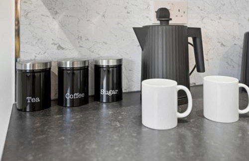 Modern 5 Bed 2 Bath House w Free Parking - Photo 13