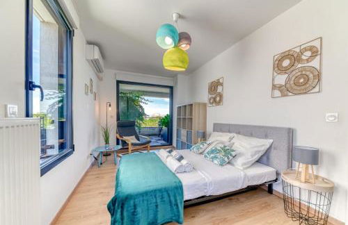 GuestReady - Chic Stay with Jacuzzi and Parking - Photo 14