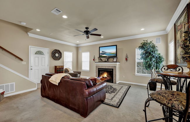 The Elizabeth Haus Upper Suite - Photo 8