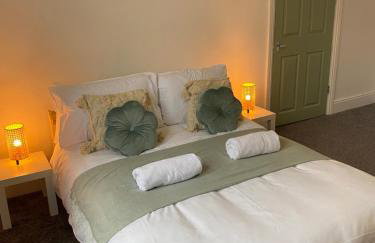 Overhill 3 bedroom flat 5 beds, free parking, ideal for Contractors - Foto 7