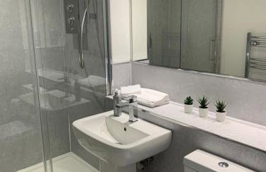 3 bedroom - 2 bathroom Townhouse in Corstorphine Near Murrayfield Stadium - Direct Bus To Edinburgh City Centre in 20 Minutes - Two Private Parking Spaces - Private Sunny Garden - Recently Refurbished - Foto 7