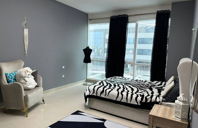 Luxurious 1 Bedroom Apartment in Red Residency Sport City Dubai - Photo 3