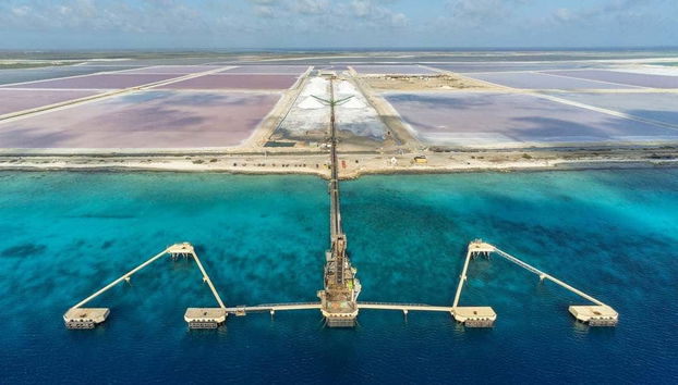 Los contrastes azul y rosa del océano y las montañas de sal