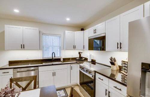 Wooded Retreat with Pet-Friendly Yard in Standish - Foto 11