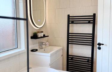 Lux 4 Bedroom House - Jacuzzi Bath Sleeps 9 Free Parking Near Leeds Centre - Foto 23