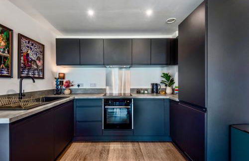 Luxury City Escape - Brand New Stylish 2 Bedroom Apartment with Parking - Foto 12