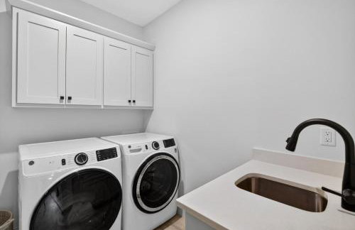 Plush & Roomy - Perfect for All Ages near KU & KC - Photo 29