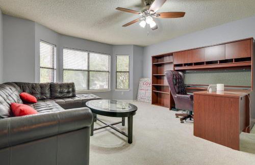 Family-Friendly Arlington Home with Private Yard! - Foto 2