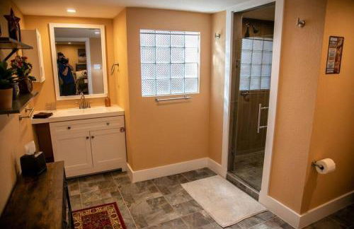 StockYards! Less than 4 minutes-Sleeps 8-Lee House - Foto 15