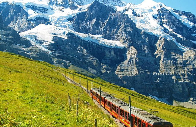 Interlaken et Jungfrau avec voyage en train de montagne au départ de Lausanne - Photo 1