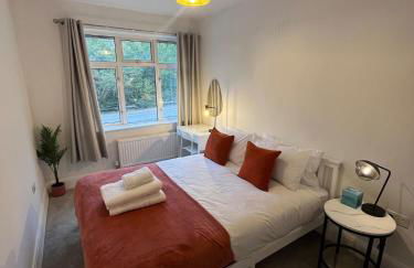 2 Bed Contractor Accommodation - 15min Drive to Heathrow & Windsor - Foto 8