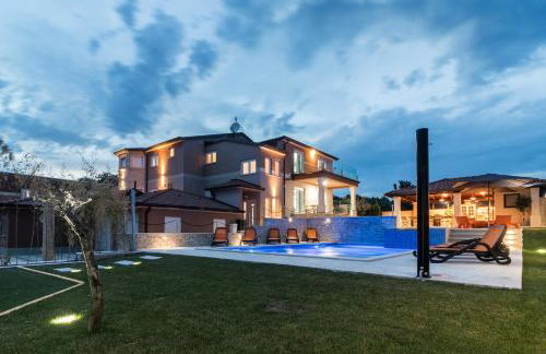 Superb villa Maxima with private pool, sauna, jacuzzi, playground for up to 18 persons, extra pool heating available - Foto 1