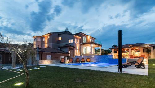 Superb villa Maxima with private pool, sauna, jacuzzi, playground for up to 18 persons, extra pool heating available - Foto 1