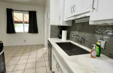 Cozy 3BR Home With Pool, Yard, Garage, and 80 inch TV! - Foto 20