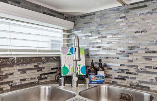 Stunning Beach Home - large patio, parking, ac & dog friendly! - Foto 74