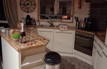 Redwood lodge with luxury hot tub at Three lochs holiday park - Foto 12