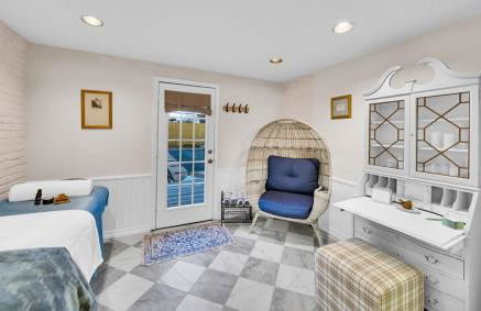 Romantic escape, hot tub, fireplace, massage room! - Foto 26