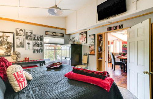 College Station Getaway with Hot Tub and Courtyard! - Photo 18