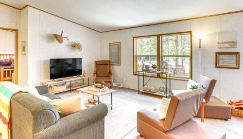 Tenstrike Lake House on 60 Acres Hike and Fish! - Foto 3