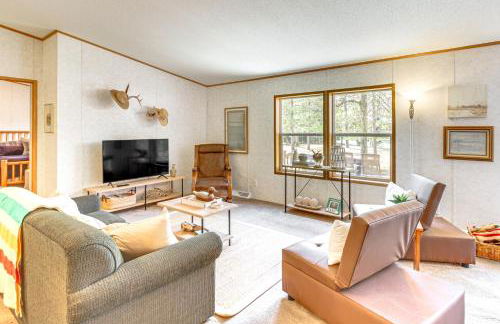 Tenstrike Lake House on 60 Acres Hike and Fish! - Foto 3