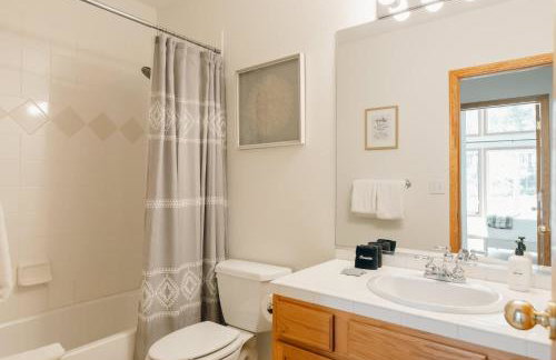 Peaceful Getaway with Hot Tub - Views - Evergreen - Foto 37