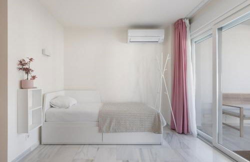 Luxurious And Modern Family Home - Photo 26